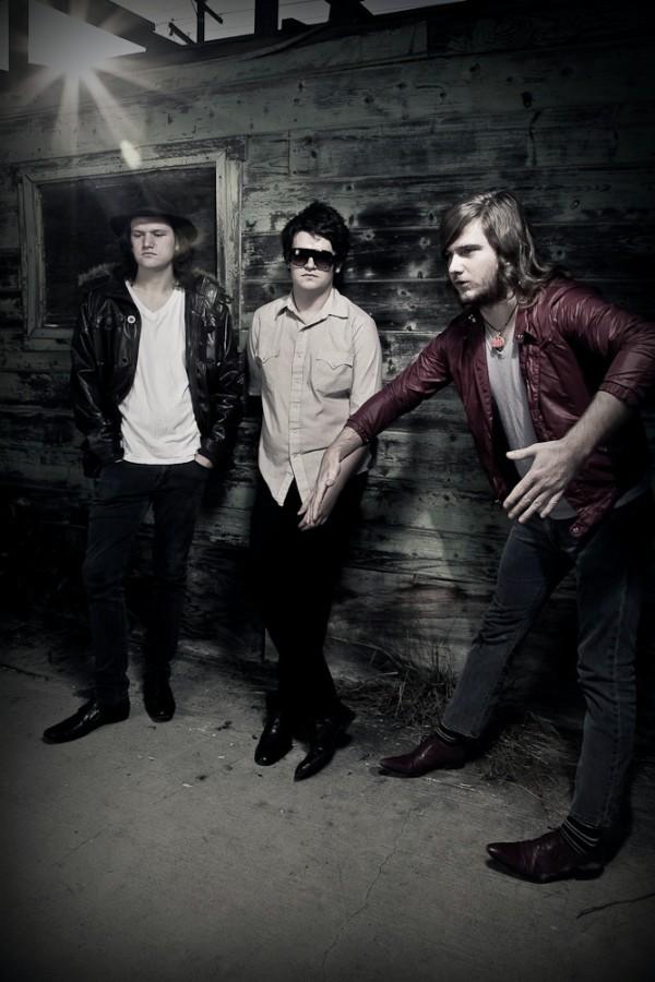 http://www.rockwired.com/whiteappletreeradio.jpg